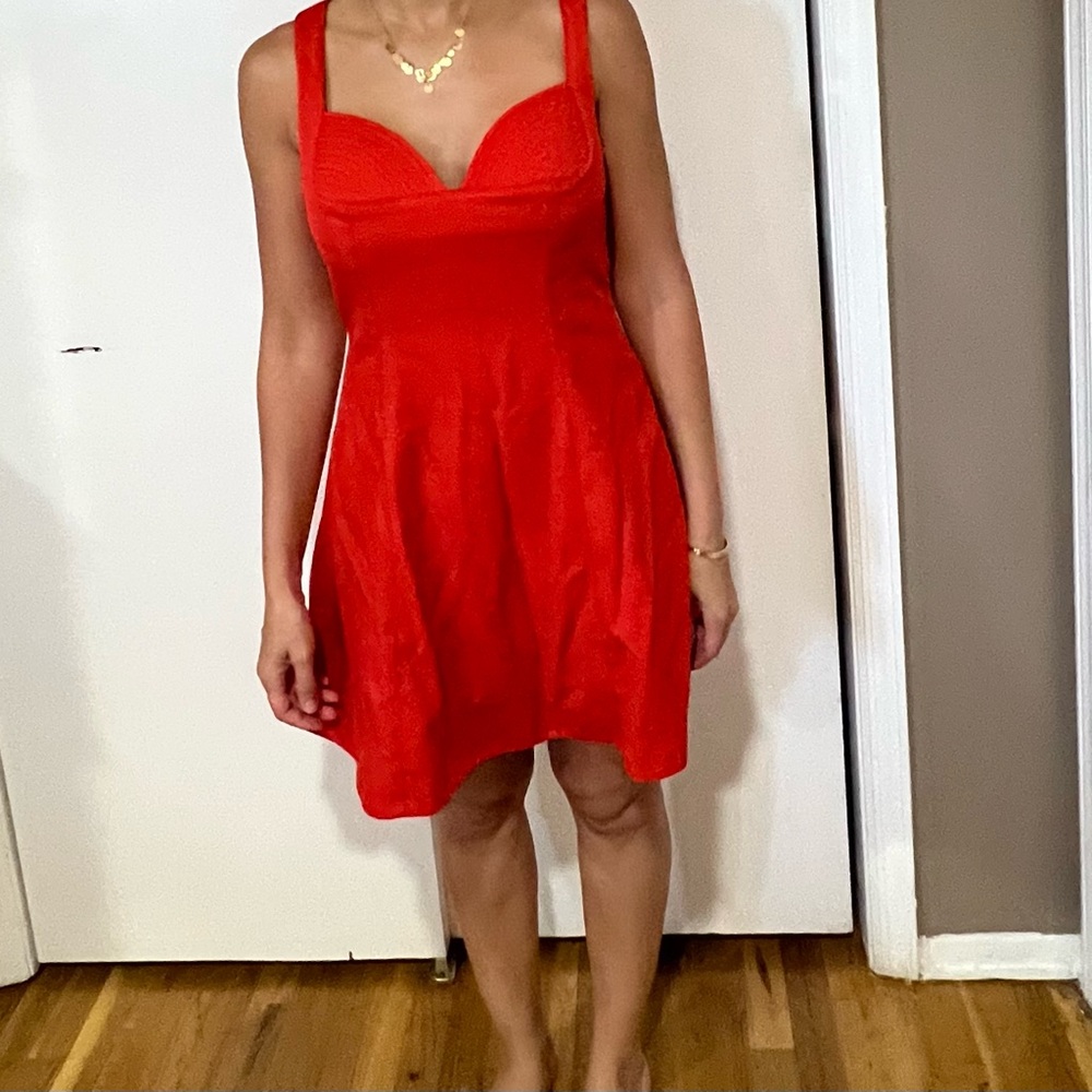 Elegant Red Sleeveless Dress - Picture 1 of 6